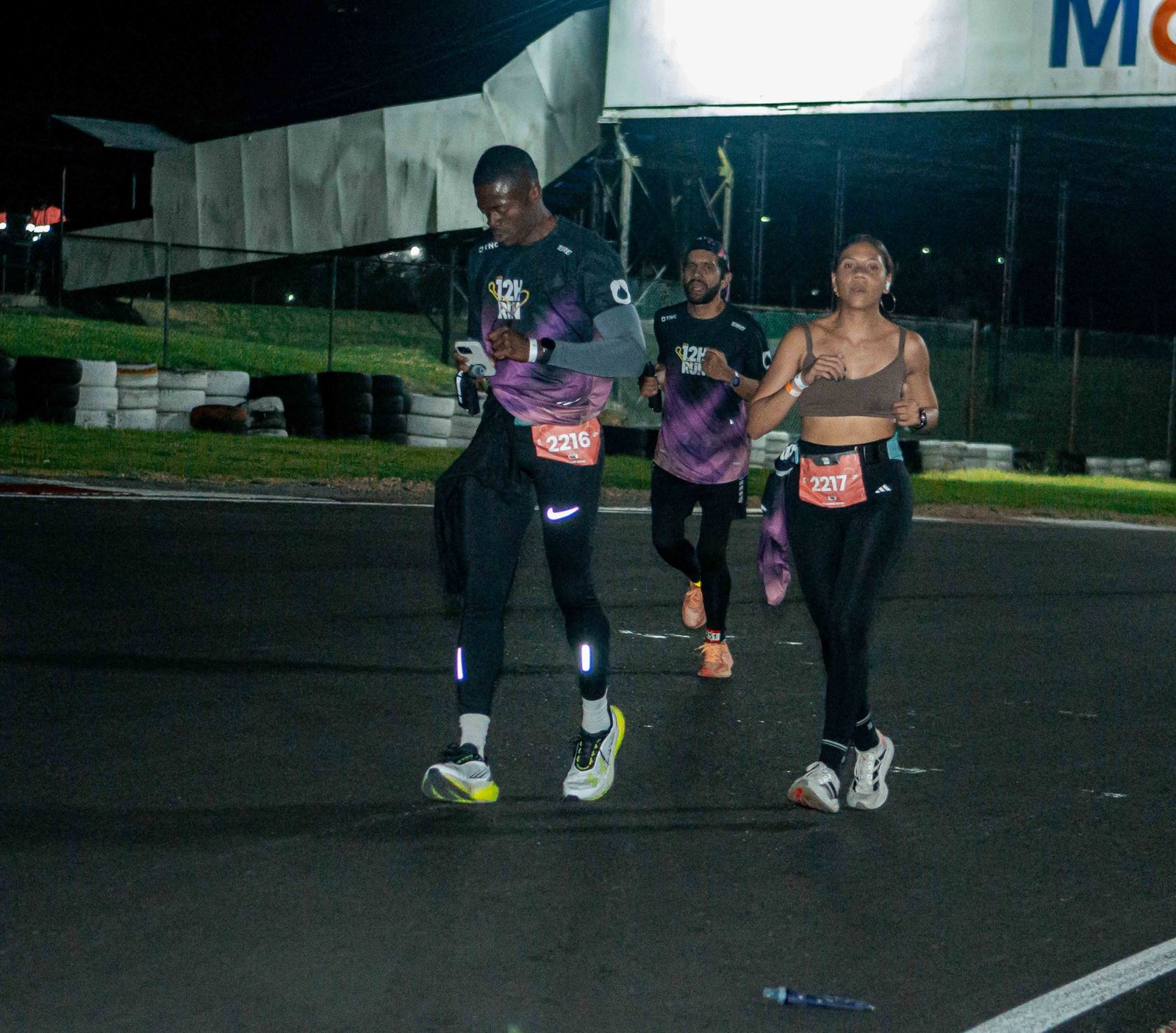 Comunidad PACE corriendo de noche